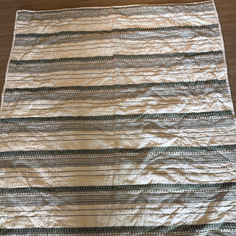 Hearth and hand with mangolia quilt